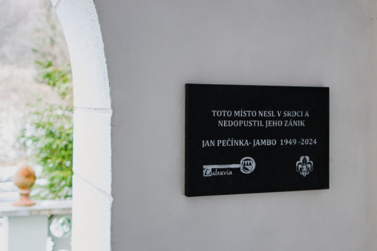 Pamětní deska Honzy Pečinky na Staré Vodě