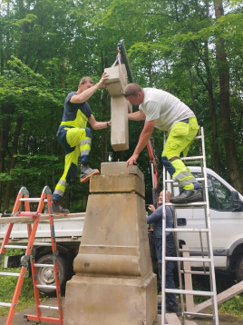 Instalace opraveného kříže na Nové Vsi nad Odrou